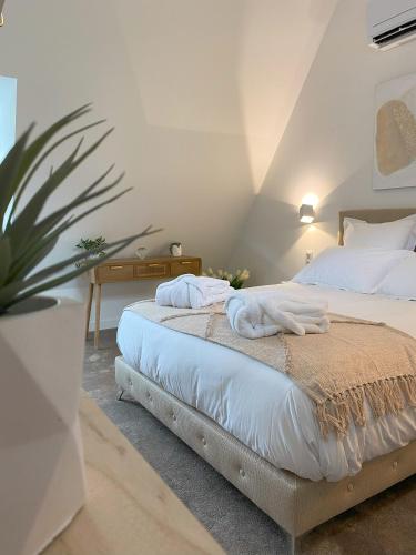 une chambre avec un lit avec des serviettes dessus dans l'établissement White House, maison d'hôtes, à Villequier