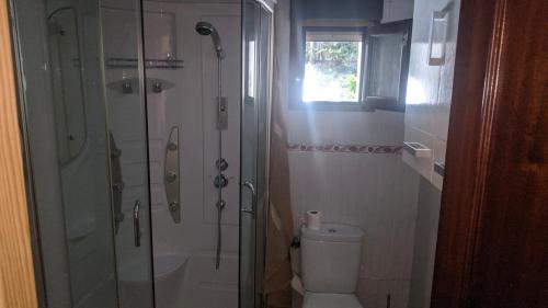 a bathroom with a shower and a toilet at Apartamento Acogedor in Cicero