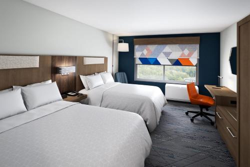 Holiday Inn Express & Suites Dry Ridge, an IHG Hotel في دراي ريدج: غرفة فندقية بسريرين ونافذة