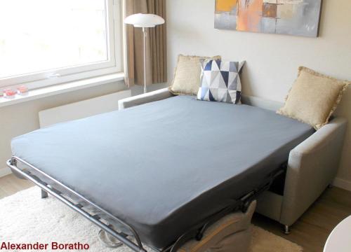 a hospital bed in a room with a window at Studio Adèle, op en top comfort & kwaliteit in Middelkerke