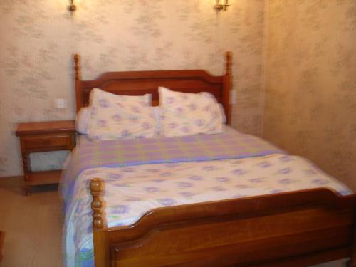 ein Bett in einem Schlafzimmer mit zwei Kissen darauf in der Unterkunft Lieu dit kerleo in Melgven