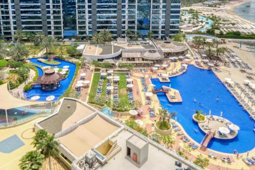 Výhled na bazén z ubytování Manzil - 3BR Luxury home with Harbour View in Oceana Pacific on Palm Jumeirah nebo okolí