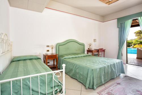 Una cama o camas en una habitación de Hotel Tritone Lipari