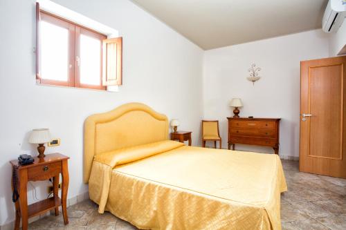 Una cama o camas en una habitación de Hotel Tritone Lipari