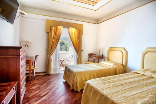 Una cama o camas en una habitación de Hotel Tritone Lipari