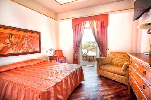Una cama o camas en una habitación de Hotel Tritone Lipari