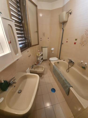 bagno con lavandino, vasca e servizi igienici di Casa Casagiove (CC) a Caserta