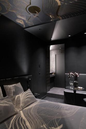 a bedroom with a bed and a black ceiling at MiHotel Sala in Lyon