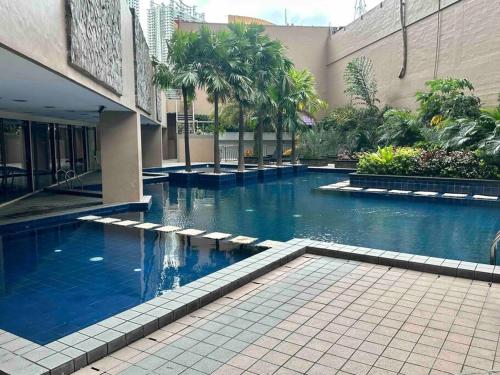 een zwembad in het midden van een gebouw bij The DRYM Space — Curated Staycation in Mandaluyong in Manilla