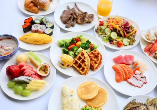 Un montón de platos de comida en una mesa en JW Marriott Hotel Hangzhou, en Hangzhou
