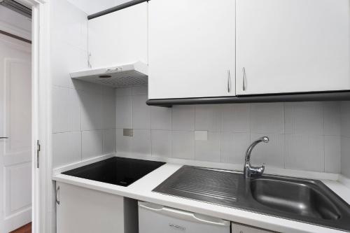 A kitchen or kitchenette at La Quinta
