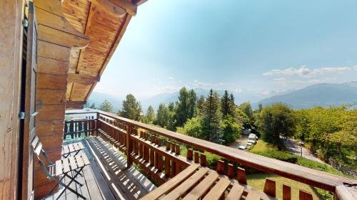 uma varanda de uma casa com vista para as montanhas em Apartment with spectacular view of the peaks em Crans-Montana