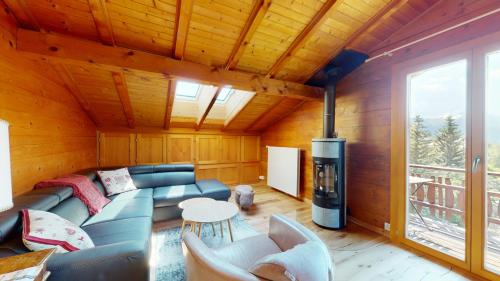uma sala de estar com um sofá e um fogão em Apartment with spectacular view of the peaks em Crans-Montana