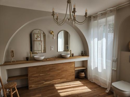 La salle de bains est pourvue de 2 lavabos et d'un miroir. dans l'établissement LE ZOLA, à Bourges