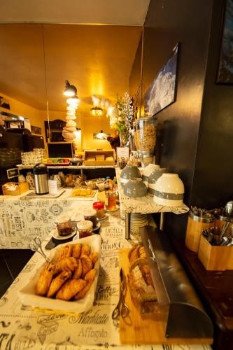 une cuisine avec un comptoir avec de la nourriture dessus dans l'établissement Hotel La Chaumière Garage Moto gratuit Hôtel à 100 m du télécabine, à Saint-Gervais-les-Bains