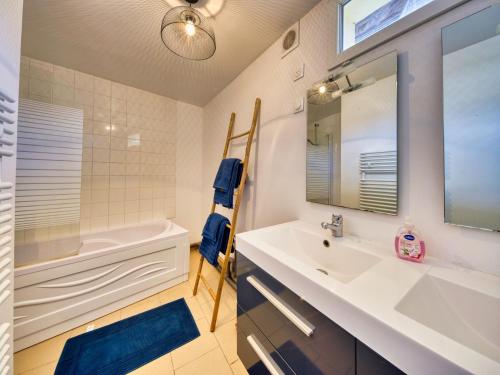 une salle de bain avec un lavabo, un miroir et une baignoire dans l'établissement LnBnB - Petite maison au cœur de Péronne - Face aux étangs, à Péronne