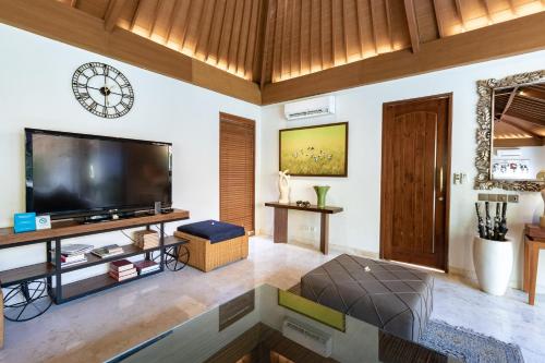 TV a/nebo společenská místnost v ubytování The Akasha Seminyak Bali Luxury Villas