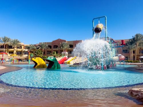 un parque acuático con una fuente en el medio en Regency Plaza Aqua Park and Spa Resort, en Sharm El Sheikh