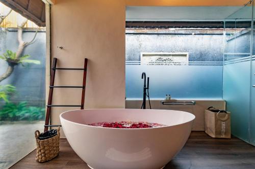 Koupelna v ubytování The Akasha Seminyak Bali Luxury Villas