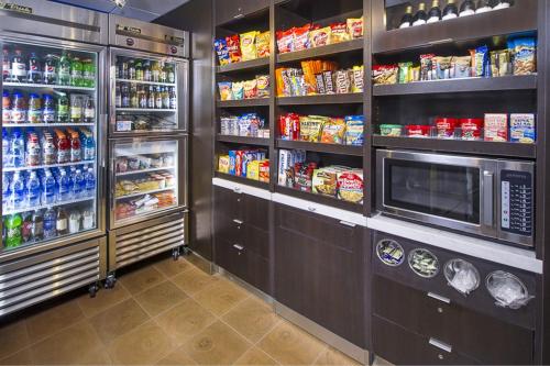 a grocery store aisle with food and drinks at Courtyard by Marriott Richmond Northwest in Henrico