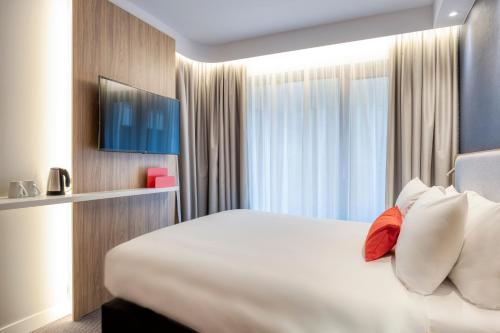 Säng eller sängar i ett rum på Holiday Inn Express Antwerp - City Centre, an IHG Hotel