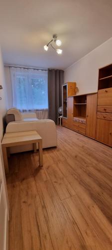 1 dormitorio con 1 cama y 1 mesa en una habitación en Apartament na 11go en Płock