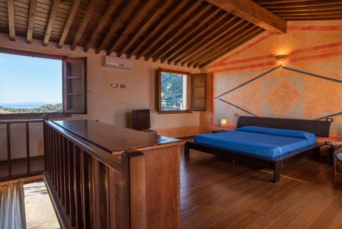 sypialnia z łóżkiem i biurkiem w pokoju w obiekcie Borgo Patresi Mare DL w mieście La Guardia
