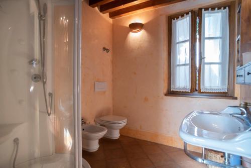 y baño con lavabo, aseo y ducha. en Borgo Patresi Mare DL en La Guardia