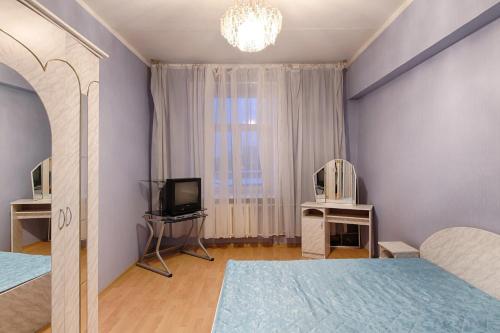 モスクワにあるApartment Galushkina 17のベッドルーム(ベッド1台、テレビ、窓付)