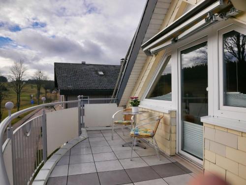 d'un balcon avec une table et des chaises. dans l'établissement Uhren Allgaier, à Schönwald