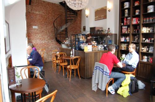 eine Gruppe von Menschen, die an einem Tisch in einem Restaurant sitzen in der Unterkunft Mercedes Bed&Breakfast Amsterdam in Amsterdam