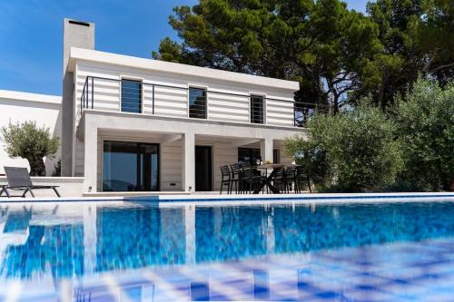 Villa Cosmic, heated pool and free breakfast