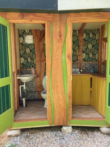 małą łazienkę z toaletą i umywalką w obiekcie Ecostay de Wildernis w mieście Wilp