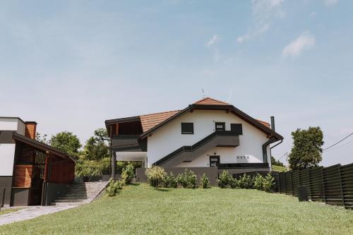 une maison blanche avec un toit marron dans l'établissement MY HOME ADDL, à Štrigova