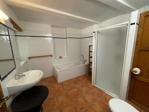 a bathroom with a sink and a toilet and a tub at Gîtes du Clos Cèze Art in Saint-André-de-Roquepertuis