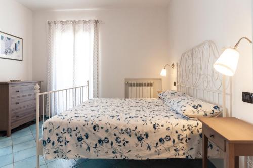 スペルロンガにあるRelais Sperlonga Apartmentのベッドルーム1室(ベッド1台、ドレッサー、窓付)