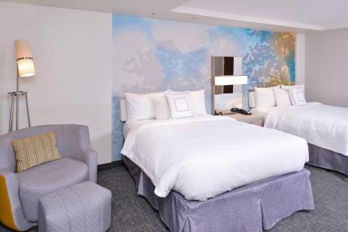 A bed or beds in a room at Courtyard by Marriott Columbus Grove City