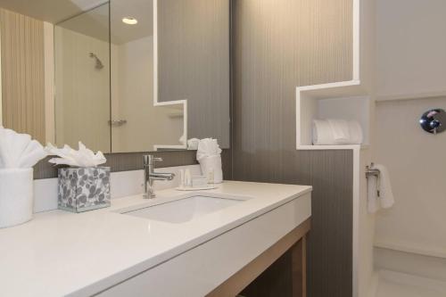 y baño con lavabo y espejo. en Courtyard by Marriott Raleigh-Durham Airport/Brier Creek en Raleigh