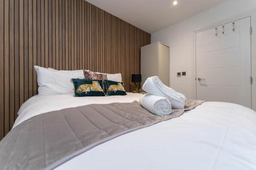 1 dormitorio con 1 cama blanca grande con almohadas en The HOUSE OF FACES @ The Laines, en Brighton & Hove