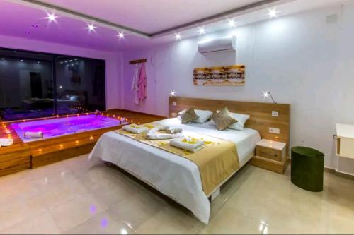 KaşDenizmanzaralıIsıtmalıHavuzluKorunaklıVilla