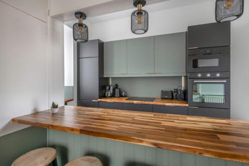 une cuisine avec un comptoir en bois dans une pièce dans l'établissement Maison de ville pour 7 dans la ville haute de Pornic, à Pornic