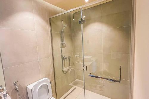 W łazience znajduje się przeszklony prysznic i toaleta. w obiekcie Astonishing Marina & sea view modern apartment w Dubaju