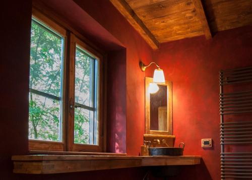 uma casa de banho com um lavatório e uma janela em NatureMugello Oasi Naturista em Dicomano
