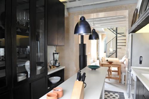 贝赫尔-德拉弗龙特拉Casa Luz by Vintage Travel的厨房配有黑色橱柜和白色台面