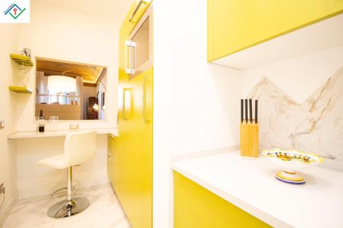 een badkamer met een witte wastafel en een gele muur bij Appartamento Orsini in Pisa