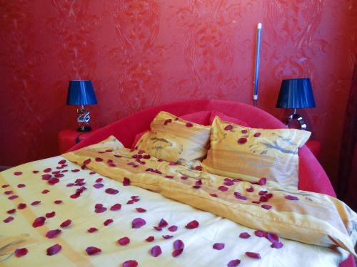 ein Schlafzimmer mit einem Bett mit Blumen darauf in der Unterkunft Amour Rouge Suite (Adults Only) in Galaţi