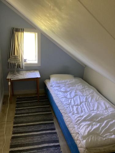 เตียงในห้องที่ Parhus i Rönneshytta