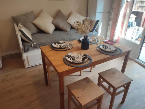 ein Wohnzimmer mit einem Tisch und einem Sofa in der Unterkunft studio 24M, cool les Orres 1650 in Les Orres