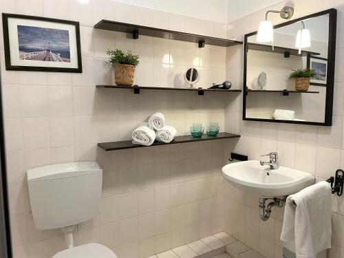 un baño con inodoro y lavabo en Haus Land & Meer FeWo14, en Cuxhaven