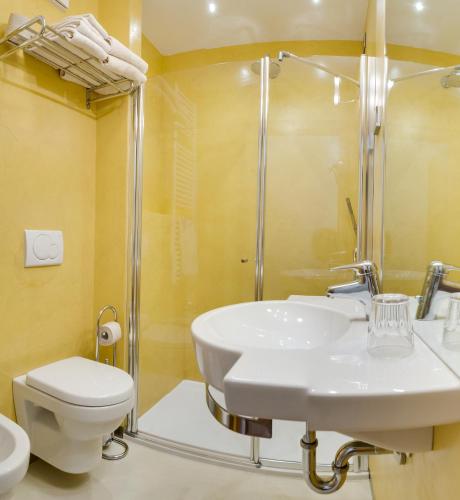 une salle de bain avec un lavabo, des toilettes et une douche dans l'établissement B&B Il Sorriso Dei Nonni, à Pracorno di Rabbi